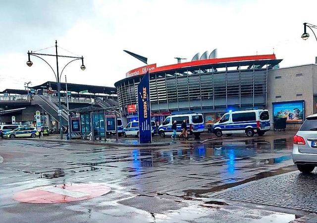 Eine groes Polizeiaufgebot war am Hauptbahnhof im Einsatz.  | Foto: Schoch