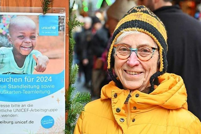 Joanne Eysell (80) verkauft seit neun Jahren Unicef-Karten auf Freiburgs Weihnachtsmarkt.