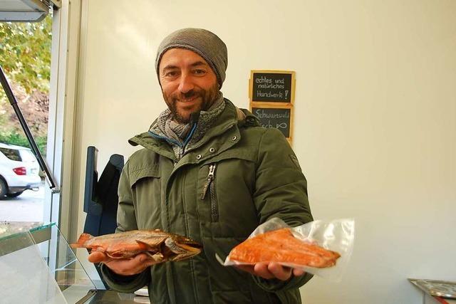 Ein Informatiker und Fischzchter verkauft Forellen auf dem Rheinfelder Wochenmarkt