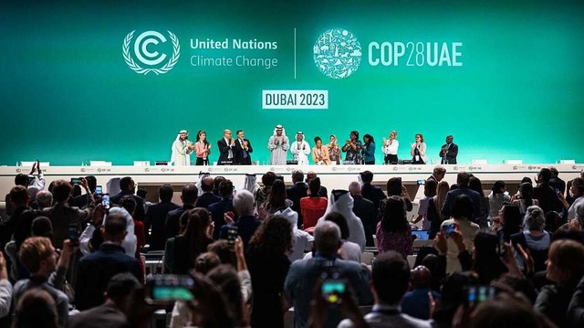 Sultan al-Dschaber (Mitte), Prsident ...ehmer des UN-Klimagipfels applaudieren  | Foto: Hannes P Albert (dpa)