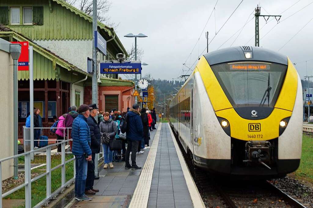 Volle Züge: Bahn Will Pendler Nun Vor Schulklassen Schützen - Südwest ...