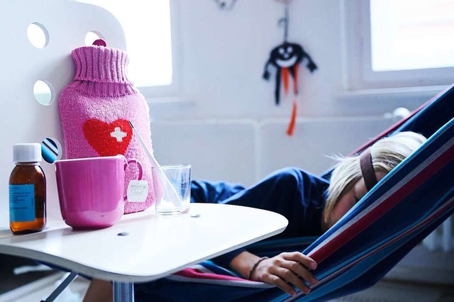 Ruhe, Hustensaft, Wrmflasche und eine Tasse Tee knnen helfen.  | Foto: Annette Riedl (dpa)