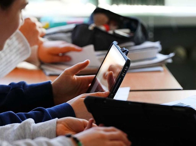 Ende des Jahres stehen an den Schulen ...ng und Support sind Herausforderungen.  | Foto: Soeren Stache (dpa)