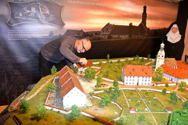 Das Modell der Klosteranlage ist das H...atter gestaltet letzte kleine Details.  | Foto: Christiane Sahli