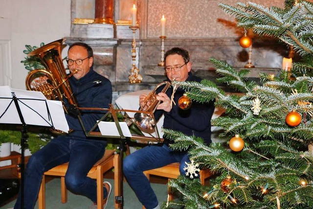 Frank Otteny (links) und Armin Dietsche geben Weihnachtslieder zum Besten.  | Foto: Martha Weishaar