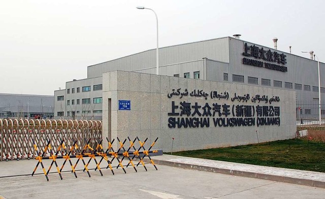 Einfahrt zum Volkswagen-Werk in Xinjiang  | Foto: Stephan Scheuer (dpa)