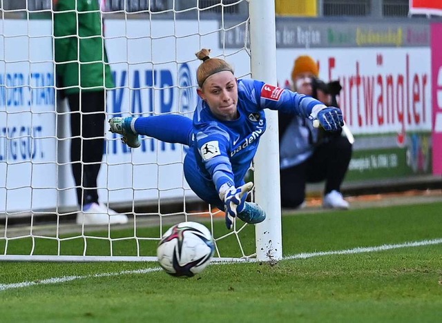 Rafaela Borggrfe im Februar 2022 im Spiel gegen Bayern Mnchen  | Foto: Achim Keller