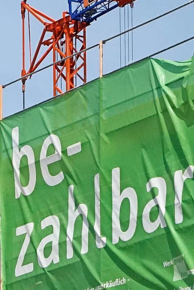 Bezahlbarer Wohnraum ist Mangelware: T...ner Freiburger Baustelle (Symbolbild).  | Foto: Rita Reiser