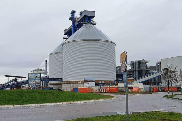 In den beiden rund 40 Meter hohen Silo... Herstellung von Holzfaserdmmplatten.  | Foto: Hannes Selz