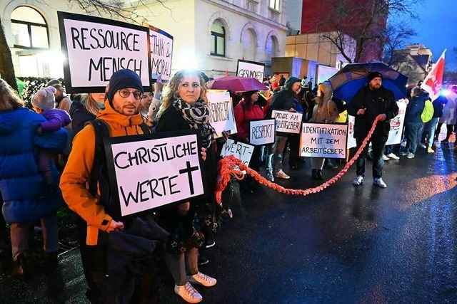 Solidarit�t mit gek�ndigter �rztin bei Mahnwache vor dem St. Josefskrankenhaus in Freiburg