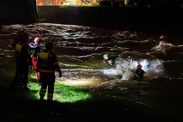 Wie Strmungsretter den Notfall im Dreisam-Hochwasser trainieren