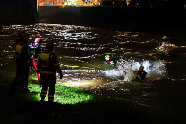 Strmungsretter trainieren die Rettung...Hochwasser in der Dreisam in Freiburg.  | Foto: Hubert Gemmert