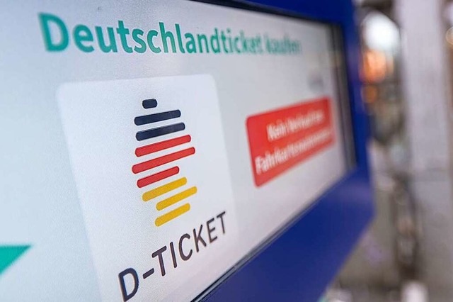 Wer mit dem Deutschlandticket unterweg...tig statt Papierticket eine Chipkarte.  | Foto: Sebastian Gollnow (dpa)