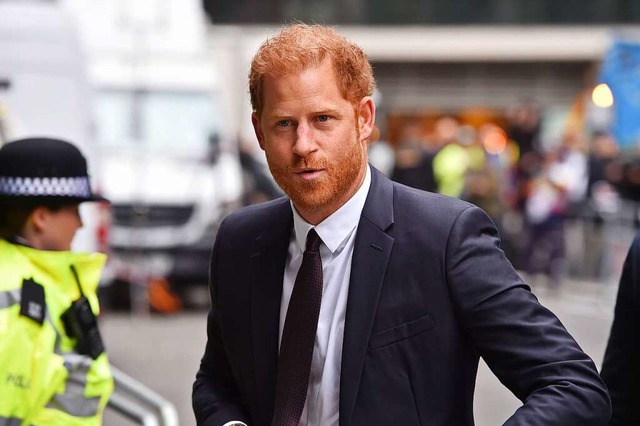 Prinz Harry, Herzog von Sussexx, trifft vor dem High Court in London ein.  | Foto: Thomas Krych (dpa)