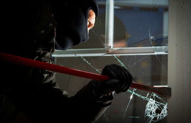 Einbrecher haben ein Fenster zu den Be...r Klrwerk eingeschlagen (Symbolfoto).  | Foto: Friso Gentsch