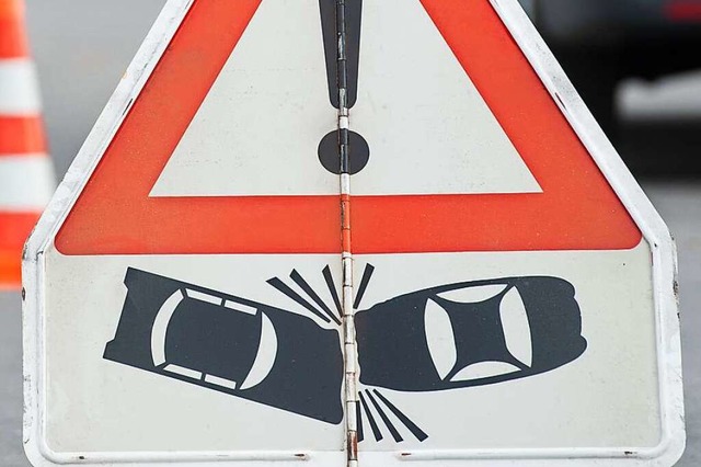 Vermutlich beim Rangieren wurde ein Auto beschädigt. | Foto: Verwendung weltweit, usage worldwide Vermutlich beim Rangieren wurde ein Auto beschädigt. | Foto: Verwendung weltweit, usage worldwide