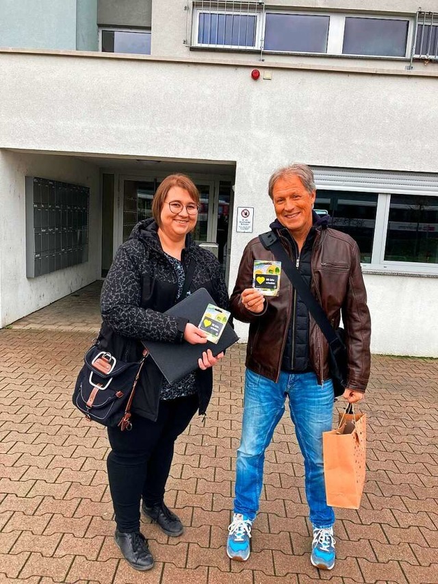 Jasmin Lehmann und Bernd Krieg verteilen Gutscheine  | Foto: Privat