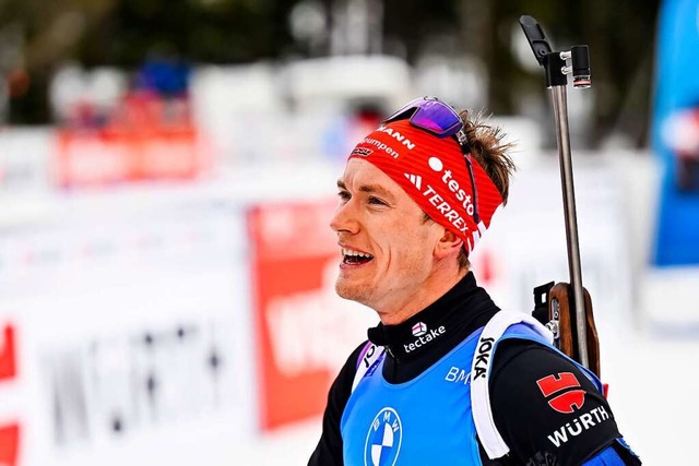 Benedikt Doll zeigt beim Biathlon-Spri...gnes B hatte gegen ihn das Nachsehen.  | Foto: Gian Ehrenzeller (dpa)
