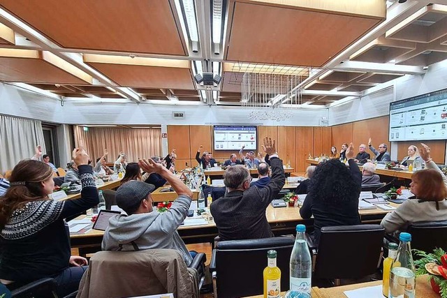 Am Ende gingen alle Hnde am Ratstisch...Donnerstag den Haushalt verabschiedet.  | Foto: Stefan Ammann