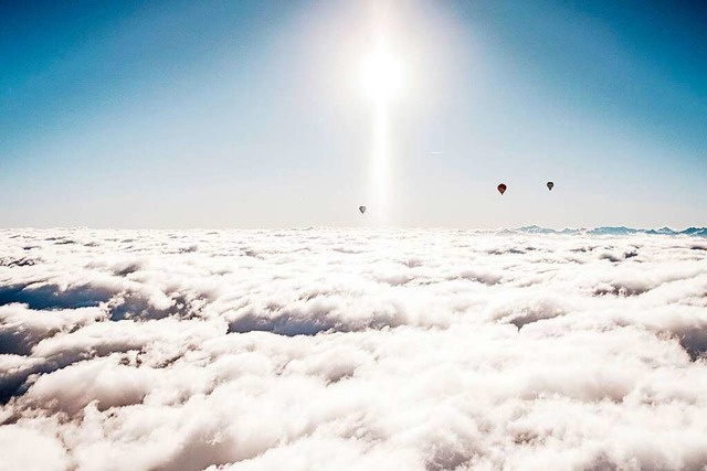 Die begleitenden Ballone schweben zusammen mit dem aus dem Markgrflerland.  | Foto: Sarah Heckendorn