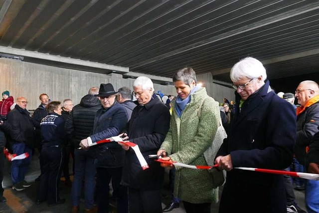 Ortsvorsteher Glener, Oberbrgermeist...r (von links) durchschnitten das Band.  | Foto: Ulrich Senf