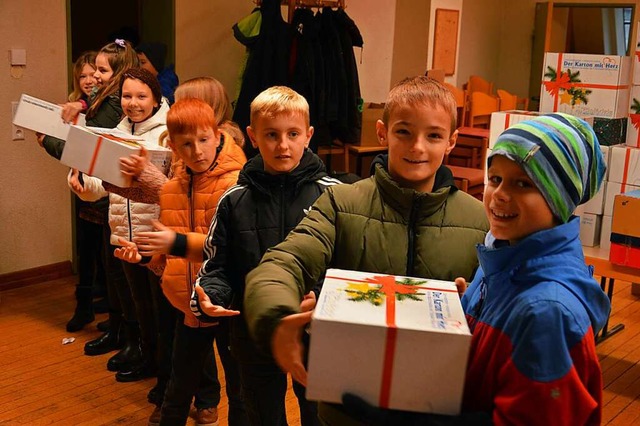 Damit auch Familien in der Ukraine ein...le&#8220; Spenden. Auch Kinder halfen.  | Foto: Tobias Winterhalter