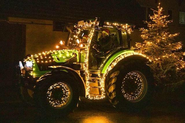 Warum ein junger Landwirt aus Titisee-Neustadt seinen Traktor weihnachtlich schmckt