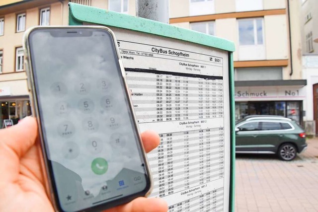 In Schopfheim sollen die Busse knftig... und Smartphone gebucht werden knnen.  | Foto: Nicolai Kapitz