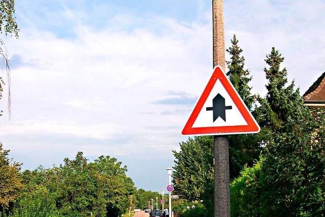 Auf dem Weg nach Eichstetten: Fahrerin beschdigt zwei Verkehrsschilder in Btzingen