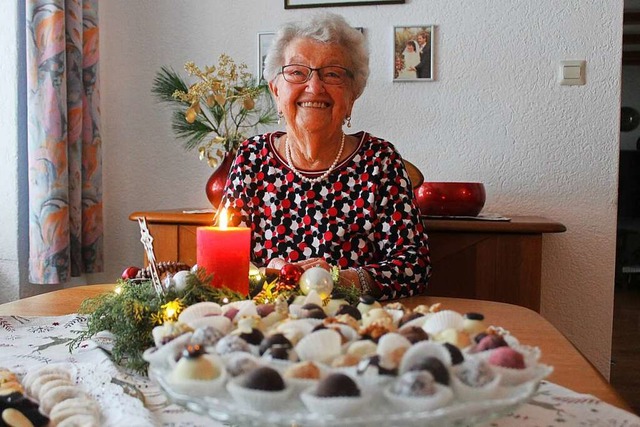 In der Weihnachtsbckerei: Bei Annelie...ten Advent viele Stunden in der Kche.  | Foto: Cornelia Liebwein