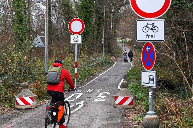 Fr den Autoverkehr bleibt der Weg ber die Brcke gesperrt.  | Foto: Thomas Kunz