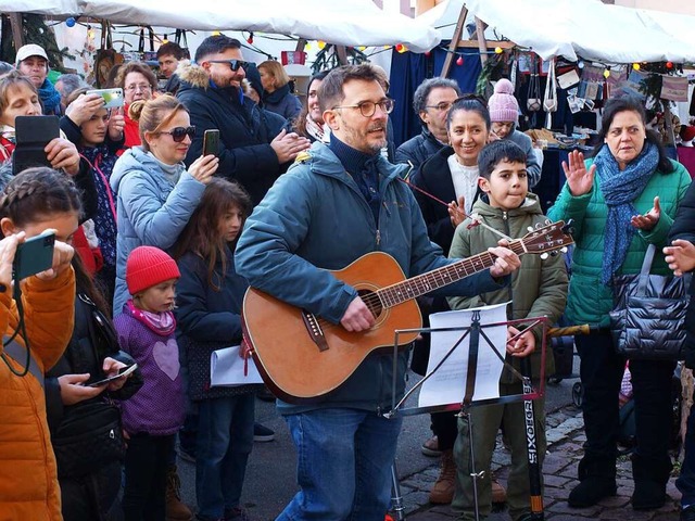 Musikalische Erffnung des Brombacher ...hule mit Gesanglehrer Urs Hnenberger.  | Foto: Paul Schleer