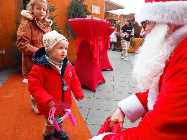 Auf Augenhhe begegnete Nikolaus Marku...den kleinen Besuchern des Engeli-Mrt.  | Foto: Herbert Frey