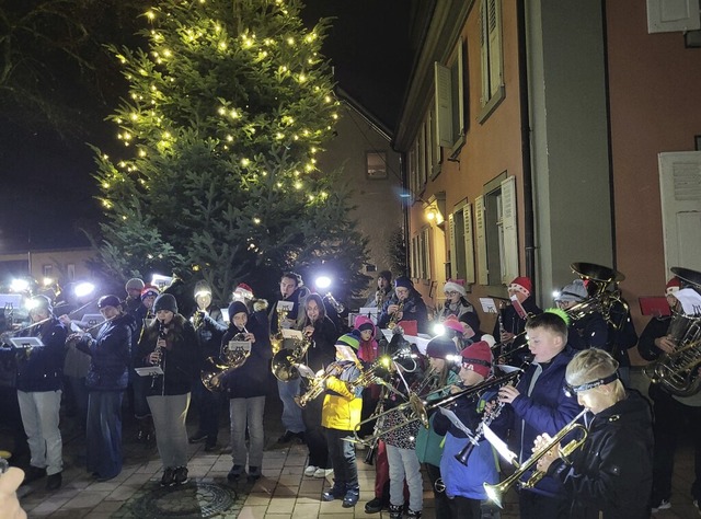 Zum Abschluss spielt der Musikverein auf dem Rathausplatz in flingen.   | Foto: Gerd Leutenecker