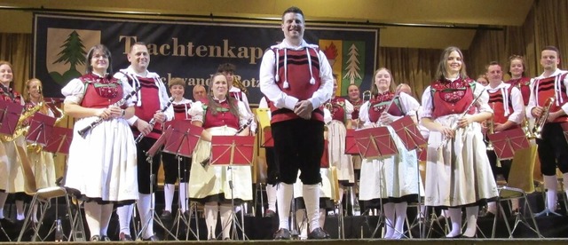 Die Trachtenkapelle Hartschwand-Rotzingen mit ihrem Dirigenten Adrian Zipfel   | Foto: Renate Griesser