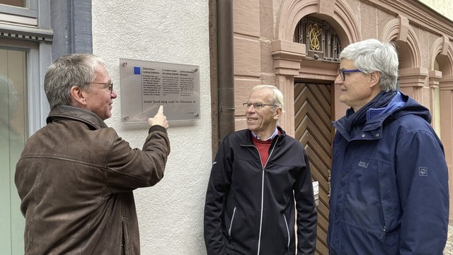 Thorsten Mietzner erlutert Klaus Ohnm...dt (von links) die  neue Hinweistafel.  | Foto: Katharina Wiechers/Stadt Lahr