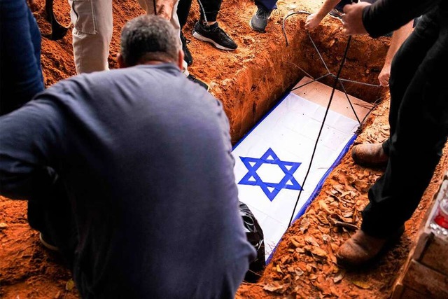 Israelische Angehrige beerdigen eine der versehentlich getteten Geiseln.  | Foto: OREN ZIV (AFP)