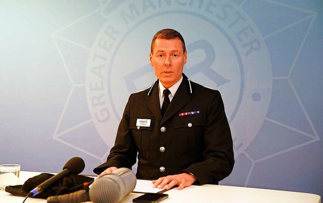 Matt Boyle von der  Polizei in Manchester spricht  ber Alex Batty.  | Foto: Peter Byrne (dpa)