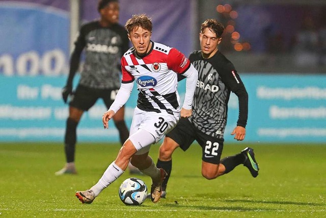 Luca Marseiler (l.) ist vor Mika Baur (SCF) am Ball. | Foto: IMAGO Luca Marseiler (l.) ist vor Mika Baur (SCF) am Ball. | Foto: IMAGO