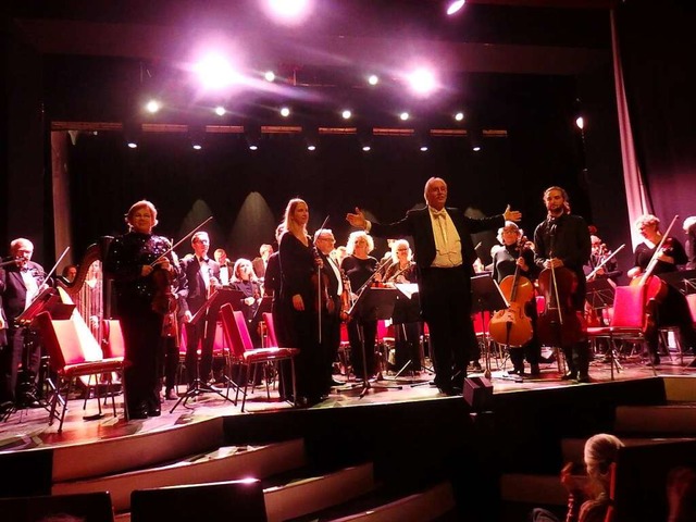 Das Markgrfler Symphonieorchester unt...inem traditionellen Weihnachtskonzert.  | Foto: Bianca Flier