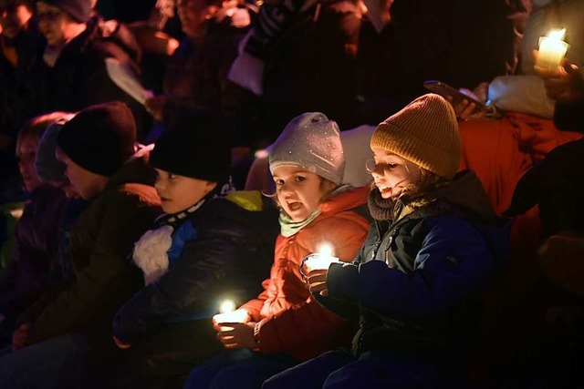 Die Freude am gemeinsamen Weihnachtssi... den Jngsten ins Gesicht geschrieben.  | Foto: Benedikt Sommer