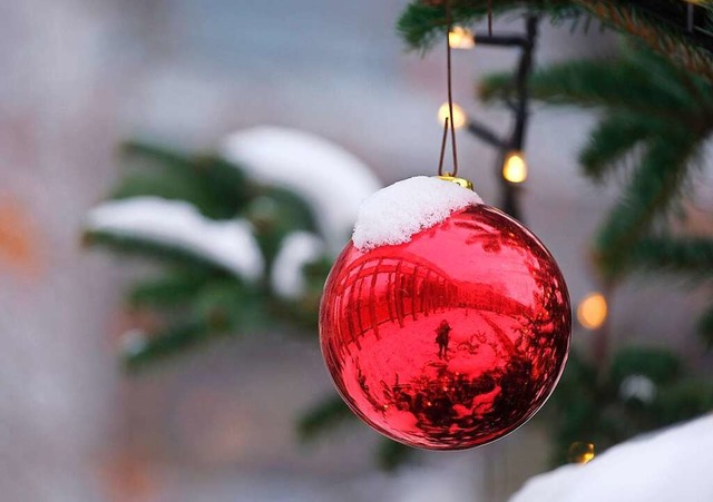 Weie Weihnachten? Der Blick in die Kugel verspricht wohl eher Regen.  | Foto: Sebastian Willnow (dpa)