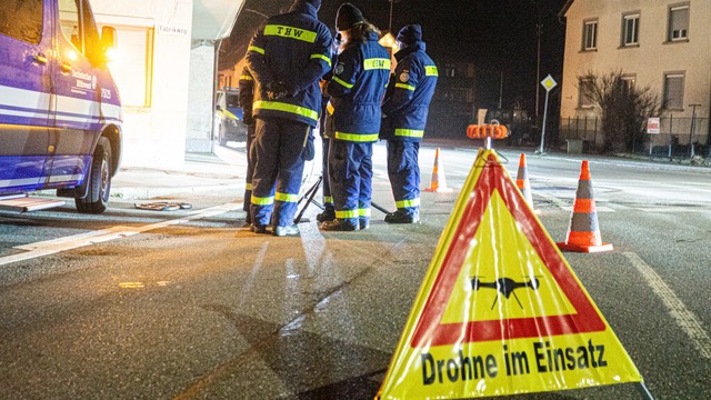 Einsatzkrfte suchen nach einem vermissten zweijhrigen Mdchen.  | Foto: David Pichler (dpa)