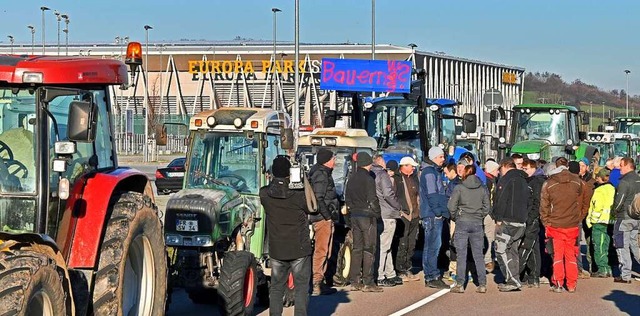 Die Landwirte versammelten sich am Morgen mit ihren Schleppern am SC-Stadion.  | Foto: Michael Bamberger