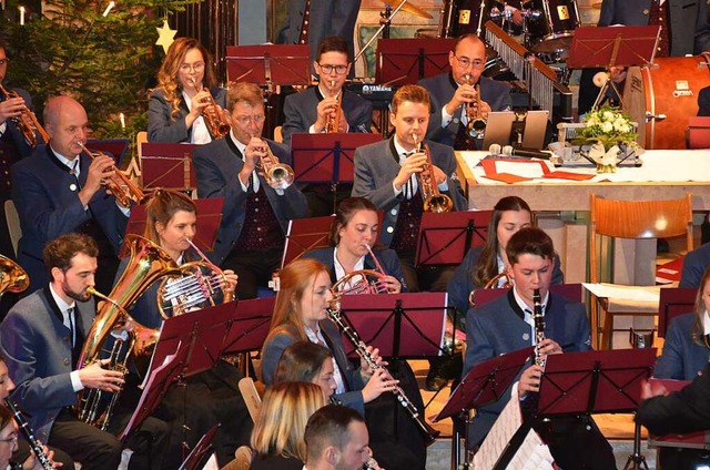 Der Musikverein Waldau spielt in der St. Nikolaus Kirche.  | Foto: Sonja Niederer