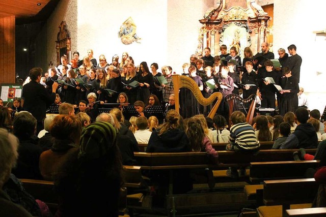 Der  Lehrer-, Schler- und Elternchor zieht seine Zuhrer in den Bann.  | Foto: Cornelia Liebwein