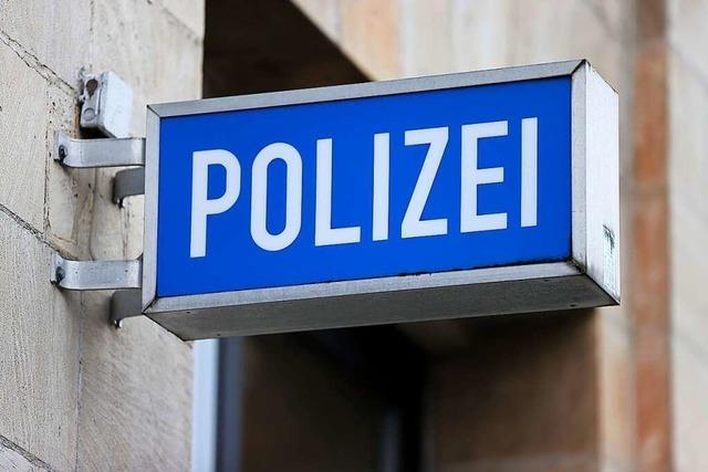 Gegen Bschung geknallt: Autofahrer steht nach Unfall unter Schock