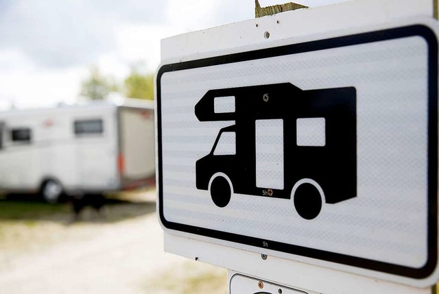 Das Wohnmobil stand auf dem Parkplatz beim Bad Bellinger Sportplatz (Symbolbild)  | Foto: Florian Schuh (dpa)