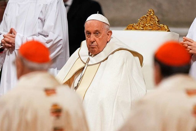 Der Vatikan erlaubt knftig die Segnun...ranziskus gebilligten Dokument hervor.  | Foto: Andrew Medichini (dpa)