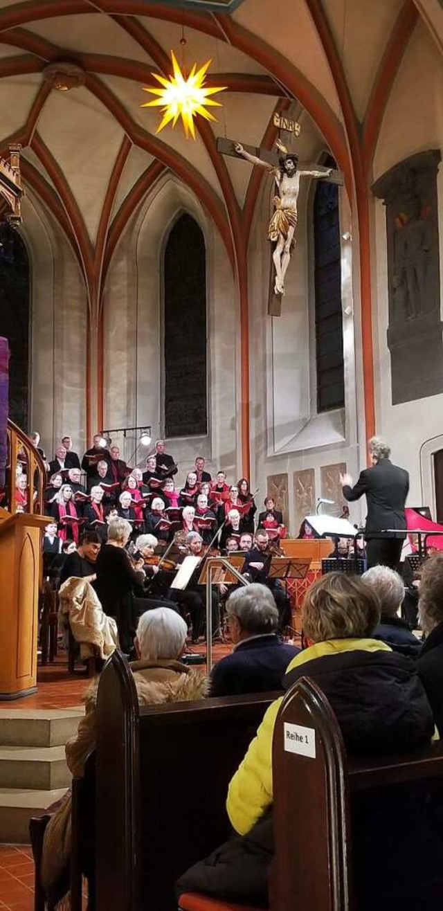 Jrn Bartels dirigierte Kantorei und O...orium in der Emmendinger Stadtkirche.   | Foto: Gerhard Walser